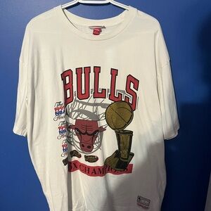 Mitchell & Ness White Bulls 5x Champions Tee